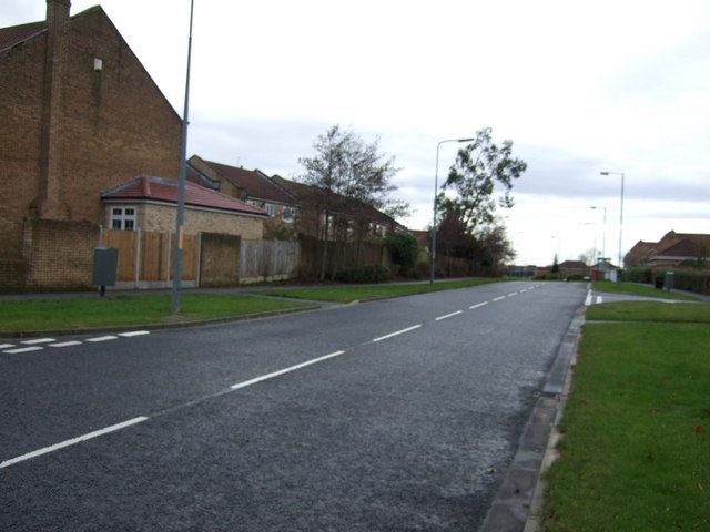 Detached houses and drives along Beckfields Avenue, Ingleby Barwick